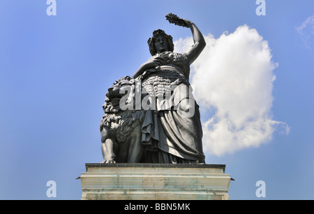 Bavaria statua con Hall of Fame al Theresienhoehe a Monaco di Baviera, Baviera, Baviera, Germania, Europa Foto Stock