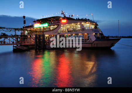 Colorfully illuminato ristorante barca ormeggiata al porto di Vinh Long in serata, il Delta del Mekong, Vietnam Asia Foto Stock