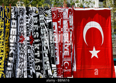 Sciarpe di ventola del bagno turco club di calcio e bandiera turca in vendita, appeso su uno stendibiancheria, Besiktas, Istanbul, Turchia Foto Stock