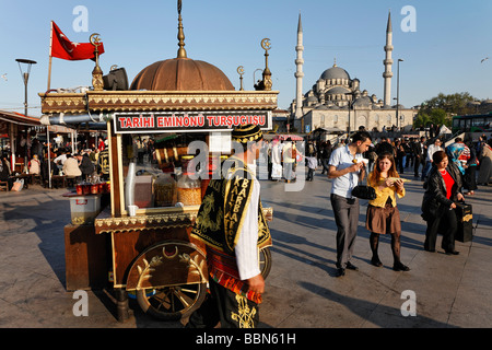 Il pittoresco stand di vendita per verdure sottaceto, la piazza di fronte alla nuova moschea, Yeni Cami, Eminoenue, Istanbul, Turchia Foto Stock