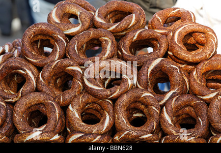 Impilati pane di sesamo loop, Simit, di un venditore ambulante, Eminoenue, Istanbul, Turchia Foto Stock