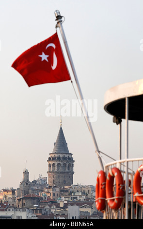 Torre di Galata, offuscata bandiera turca di un sistema di cottura a vapore, Beyoglu, Istanbul, Turchia Foto Stock