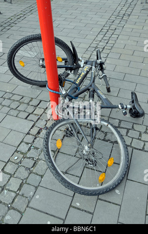 Danneggiato bike, Colonia, nella Renania settentrionale-Vestfalia, Germania, Europa Foto Stock
