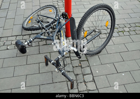 Danneggiato bike, Colonia, nella Renania settentrionale-Vestfalia, Germania, Europa Foto Stock