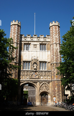 La grande porta d'ingresso al Trinity College di Trinity Street Cambridge Regno Unito Foto Stock