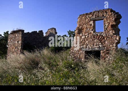 Azienda abbandonata casa in rovine vicino a Pertuis, Durance, Provence, Francia Foto Stock