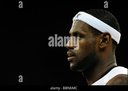 Cleveland Cavaliers forward LeBron James in azione durante un amichevole basket tour precedendo Olimpiadi di Pechino 2008 a Macao Foto Stock