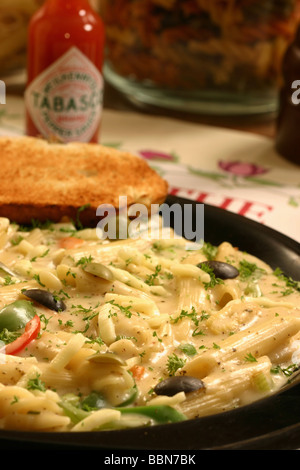 La pasta è un termine generico per alimenti realizzati a partire da un impasto azzimo di farina di frumento o di farina di grano saraceno e si è italiano varianti di noodle Foto Stock