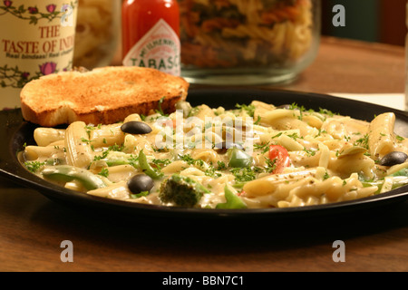 La pasta è un termine generico per alimenti realizzati a partire da un impasto azzimo di farina di frumento o di farina di grano saraceno e si è italiano varianti di noodle Foto Stock