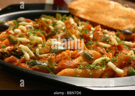 La pasta è un termine generico per alimenti realizzati a partire da un impasto azzimo di farina di frumento o di farina di grano saraceno e si è italiano varianti di noodle Foto Stock