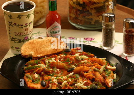 La pasta è un termine generico per alimenti realizzati a partire da un impasto azzimo di farina di frumento o di farina di grano saraceno e si è italiano varianti di noodle Foto Stock