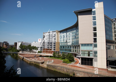 Lowry Hotel Trinity bridge con il fiume Irwell a Manchester REGNO UNITO Foto Stock