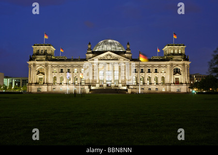 Edificio del Reichstag con nuova illuminazione a Berlino, Germania, Europa Foto Stock