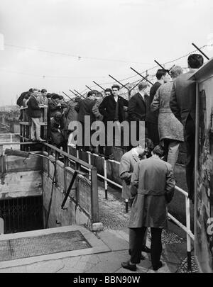 Geografia / viaggio, Germania, Berlino, muro, turisti a Potsdamer Platz, 1964, Foto Stock