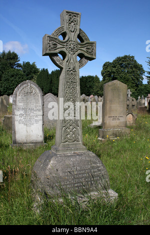 Celtic Cross lapidi In Flaybrick Memorial Cemetery Gardens, Bidston Hill, il Wirral, Merseyside England, Regno Unito Foto Stock