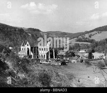 Geografia / viaggio, Gran Bretagna, Tintern, edifici, rovine del chiostro, Abbazia di Tintern, vista esterna, 1950s, Foto Stock