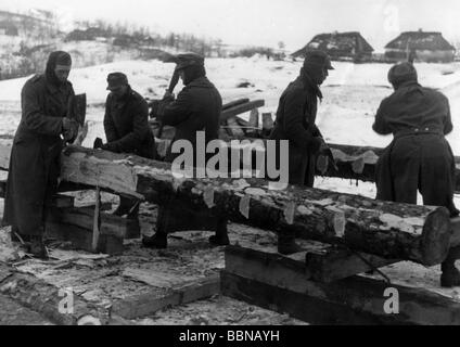 Eventi, Seconda guerra mondiale / seconda guerra mondiale, Russia 1944 / 1945, sappers di un'unità di montagna tedesca che ripara una linea ferroviaria danneggiata, Britskoye area, Ucraina, inizio 1944, ingegneri militari, ingegnere, ferrovia, Wehrmacht, Terzo Reich, Unione Sovietica, URSS, fronte orientale, lavoro, legno, tronco d'albero, tronchi, cravatta ferroviaria, cravatte, ascia, assi, villaggio, case, neve, inverno, 20th secolo, storico, storico, persone, 1940s, Foto Stock