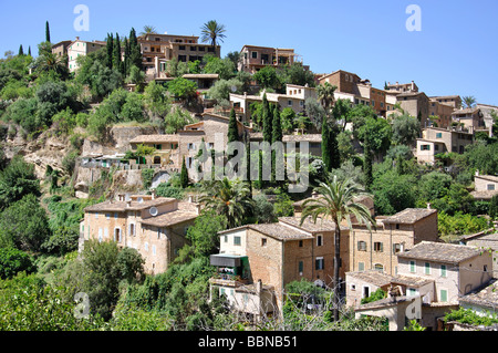 Villaggio sulla collina di Deia, Deia comune, Maiorca, isole Baleari, Spagna Foto Stock