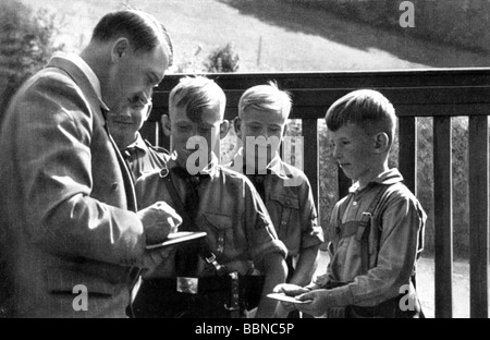 Hitler, Adolf, 20.4.1889 - 30.4.1945, politico tedesco (NSDAP), cancelliere di Fuehrer e Reich dal 1933, dando autografi ai ragazzi della gioventù di Hitler, Berghof, circa 1935, Foto Stock