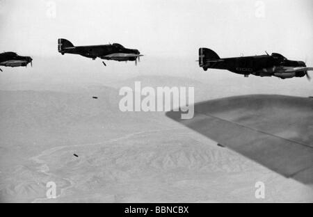 Eventi, Seconda guerra mondiale / seconda guerra mondiale, guerra aerea, bombe / bombardamenti, Bombardieri italiani Savoia Marchetti SM 79 'sparviero' bombe che sganciano sui Balcani, fine 1940 / inizio 1941, Foto Stock