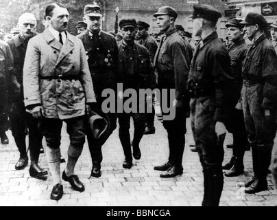 Hitler, Adolf, 20.4.1889 - 30.4.1945, politico tedesco (NSDAP), Cancelliere dal 30.1.1933, a tutta lunghezza, con Viktor Lutze e Troop di SA, conferenza di partito, Weimar, 3./4.7.1926, Foto Stock