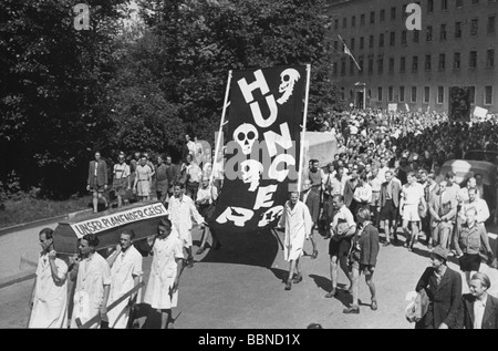 Periodo postbellico, Germania, avversità, dimostrazione contro l'insufficiente approvvigionamento alimentare, 'Hunger March' degli studenti di Monaco, estate 1947, Foto Stock