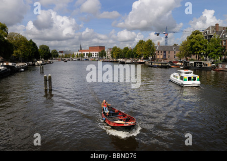 Paesi Bassi Amsterdam vista sul fiume Amstel dal Magere Brug Foto Stock