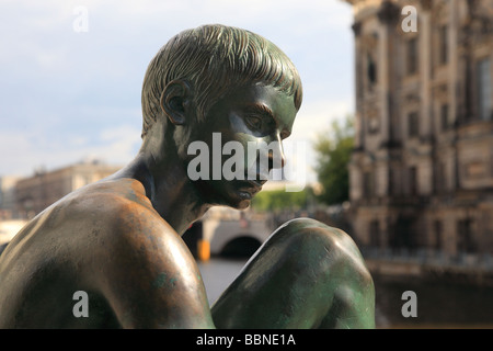 Ragazzo in testa della statua di tre ragazze e un ragazzo di Wilfred Fitzenreiter Berlin Germania Europa Foto Stock