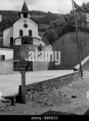 Eventi, Seconda guerra mondiale / seconda guerra mondiale, Francia, occupazione tedesca, bandiera della guerra imperiale tedesca ad un segno di direzione nel sud della Francia, maggio 1943, Foto Stock