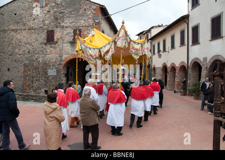 Processione religiosa nella piccola città di Civitella in Val di Chiana, Toscana Italia Foto Stock