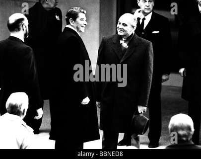 Reagan, Ronald, 6.2.1911 - 5.6.2004, attore e politico americano, 40th presidente degli Stati Uniti, a metà lunghezza, con Michail Gorbachev, Geneve, 1985, Foto Stock