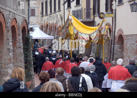 Processione religiosa nella piccola città di Civitella in Val di Chiana, Toscana Italia Foto Stock