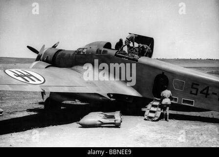 Eventi, Seconda guerra mondiale / seconda guerra mondiale, guerra aerea, aereo, bombardiere italiano Savoia Marchetti SM 79 'sparviero' è in preparazione per una missione, Nord Africa, circa 1941, Foto Stock