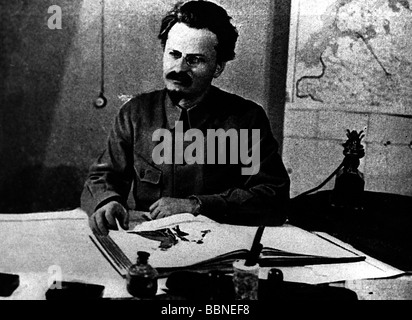 Trotsky, Leon (Lev Davidovich Bronstein), 7.11.1879 - 21.8 1940, politico sovietico, commissario Popolare per l'esercito e la Marina 1918 - 1925, alla sua scrivania, circa 1920, Foto Stock