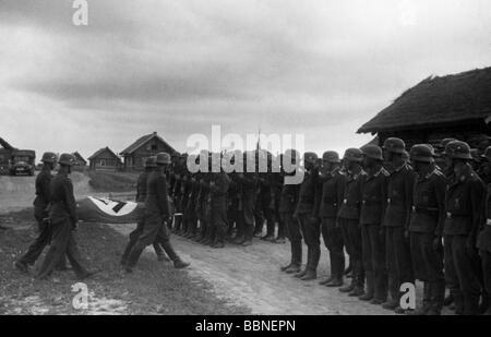 Eventi, Seconda guerra mondiale / seconda guerra mondiale, Russia, dietro il fronte, funerale di un aviatore tedesco che è stato ucciso in azione, fronte orientale, 16.7.1941, Foto Stock