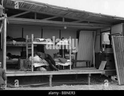 Eventi, Seconda guerra mondiale / seconda guerra mondiale, Francia, occupazione tedesca, lavoratori francesi che riparano quarti di soldati tedeschi dopo un raid aereo britannico sulla fabbrica Renault vicino a Parigi, maggio 1942, Foto Stock