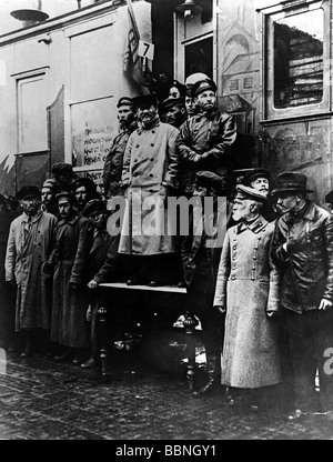 Kalinin, Mikhail Ivanovich, 19.11.1875 - 3.6.1946, politico sovietico, foto di gruppo, sul treno 'Rivoluzione d'Ottobre', durante la Guerra civile 1919, con gli associati, Foto Stock