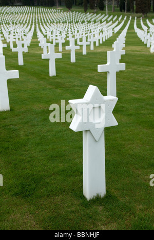 Bianco marcatori tomba nel Cimitero e memoriale americano a Firenze nel sito Italia Foto Stock