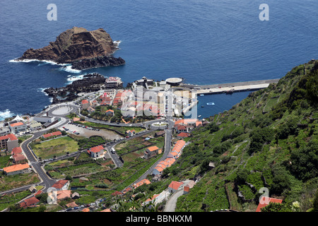 Porto Moniz harbour village sul nord ovest della costa atlantica di Madera visto dalla montagna di strada di avvicinamento Foto Stock