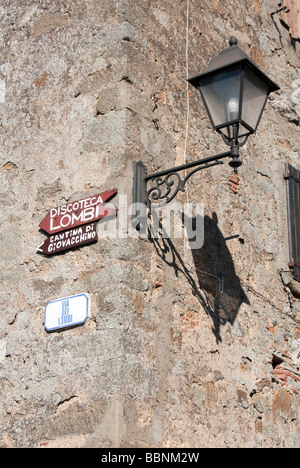 Segno per il locale discoteca Giglio Castello il piccolo villaggio sull'Isola del Giglio o Isola del Giglio fuori della costa toscana Foto Stock