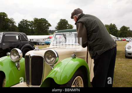 Gli appassionati di automobilismo ammirando classico vecchio British realizzato 1933 SS2 coupe inizio jaguar Foto Stock