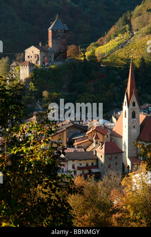 Geografia / viaggi, Italia, Trentino - Alto Adige: Chiusa (chiusa): il castello sulla montagna e la chiesa nel villaggio, Additional-Rights-Clearance-Info-Not-Available Foto Stock