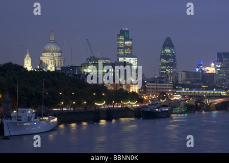 Geografia / viaggi, Gran Bretagna, Londra, cityscape, skyline con la Cattedrale di Saint Paul, Swiss Re Building, night shot, Additional-Rights-Clearance-Info-Not-Available Foto Stock