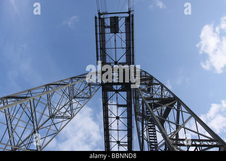 Cerca fino a torre di Pont Transbordeur attraverso La Charente Rochefort Francia Maggio 2009 Foto Stock