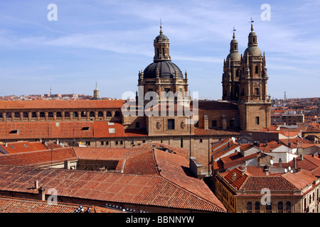 Roofline di Salamanca che mostra la Clerecia chiesa e collegio dei gesuiti la Universidad Pontificia de Salamanca spagna Foto Stock