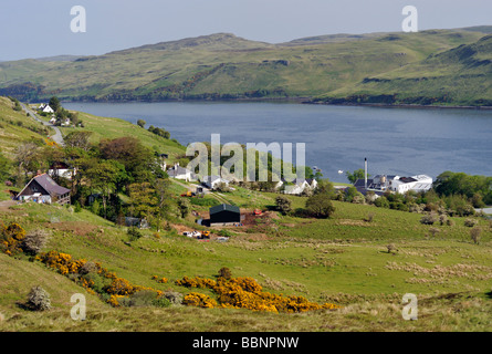 Talisker Whisky Distillery. Carbost, Loch Harport, Minginish, Isola di Skye, Ebridi Interne, Scotland, Regno Unito, Europa. Foto Stock