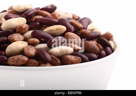 Vari tipi di fagioli in bianco recipiente isolato su bianco Foto Stock