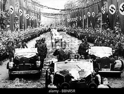 Hitler, Adolf, 20.4.1889 - 30.4.1945, politico tedesco (NSDAP), cancelliere di Fuehrer e Reich dal 1933, a mezza lunghezza, in auto scoperto, probabilmente durante il Rally di Norimberga, 1930s, Foto Stock