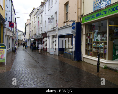 Negozi, pub e caffetterie in Bideford North Devon England Regno Unito Foto Stock