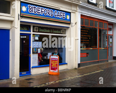 Negozi, pub e caffetterie in Bideford North Devon England Regno Unito Foto Stock